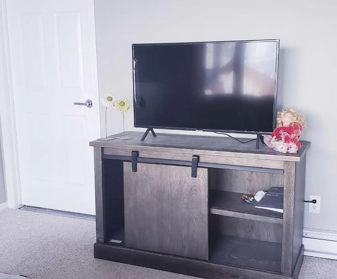 Best Garden House&3 Mins Bus Station Close C-Train&Free Parking Calgary Guest house