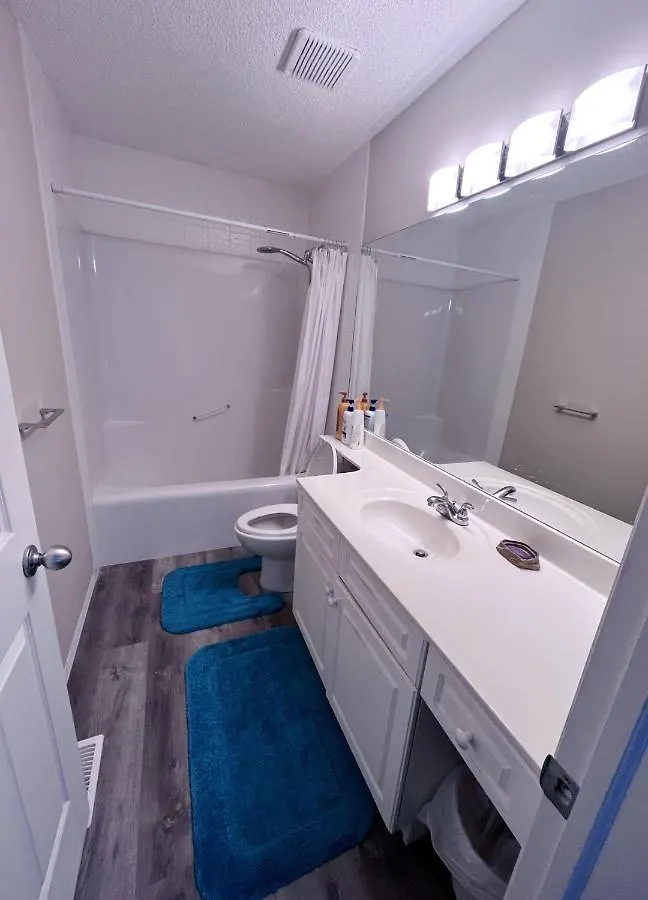Best Garden House&3 Mins Bus Station Close C-Train&Free Parking Calgary Guest house