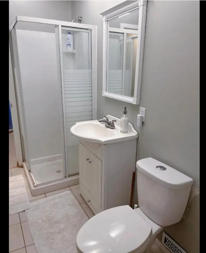 Best Garden House&3 Mins Bus Station Close C-Train&Free Parking Calgary