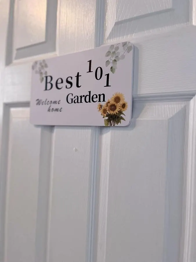 Best Garden House&3 Mins Bus Station Close C-Train&Free Parking Calgary