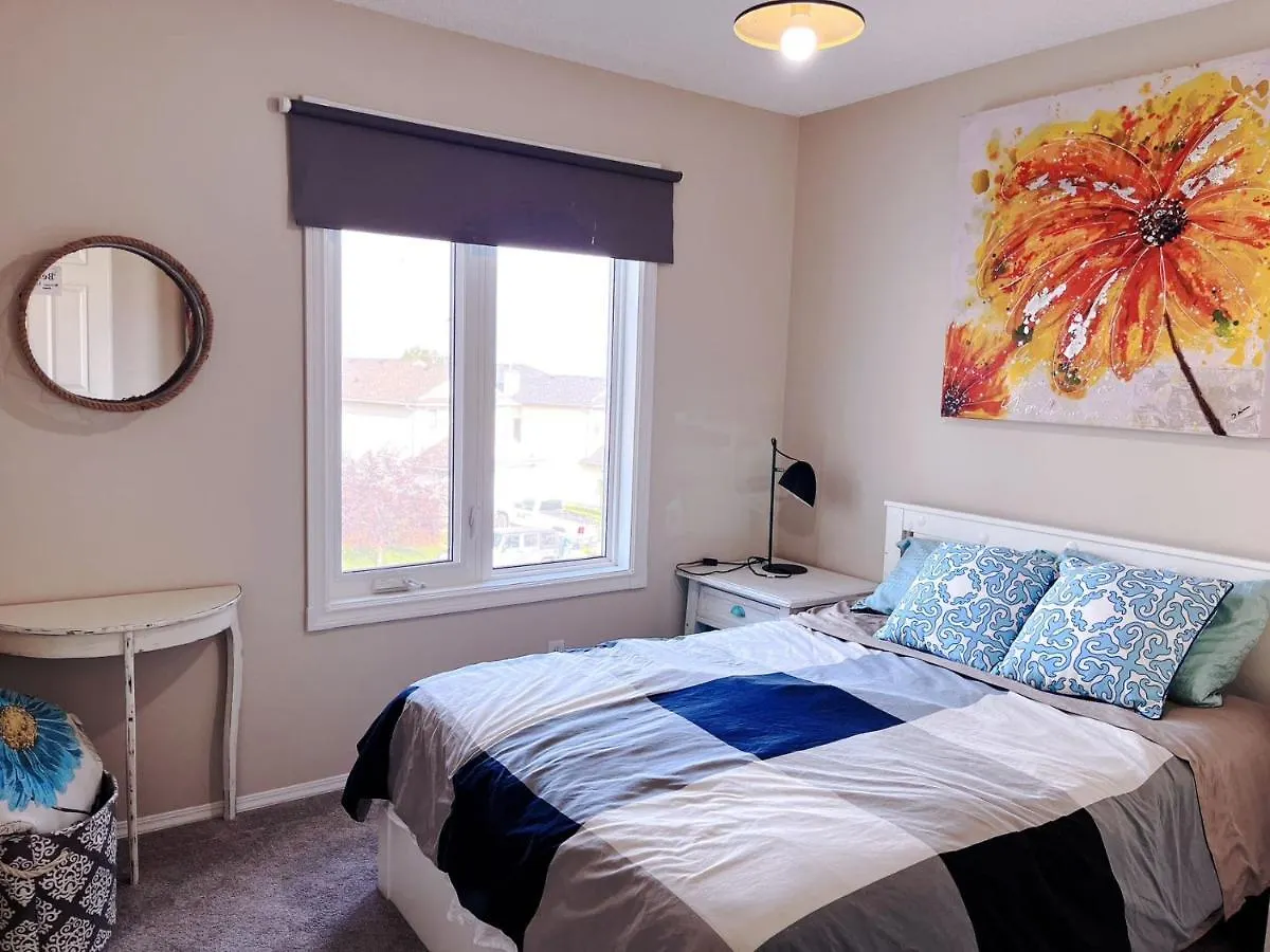 Best Garden House&3 Mins Bus Station Close C-Train&Free Parking Calgary Guest house