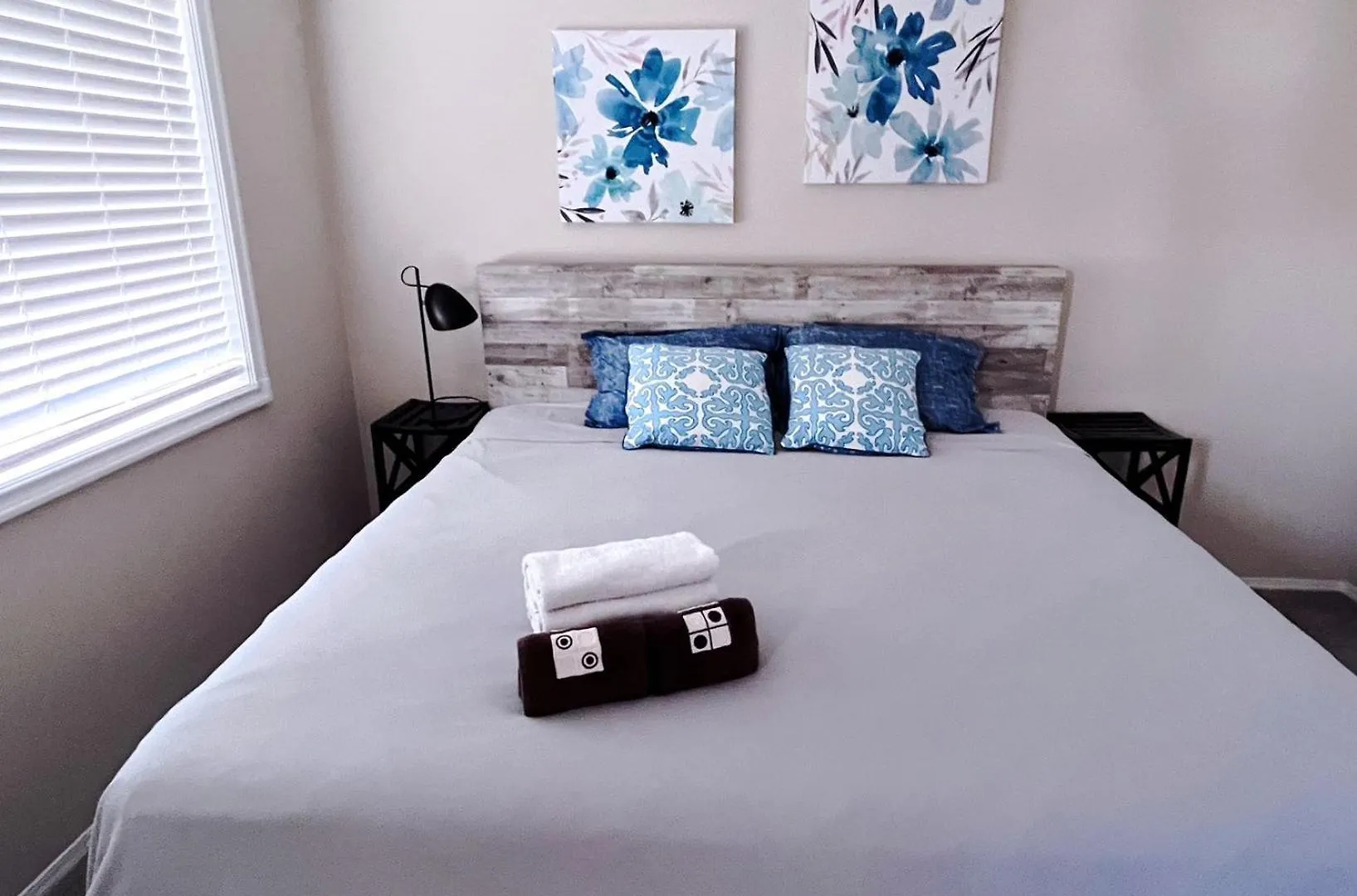 Best Garden House&3 Mins Bus Station Close C-Train&Free Parking Calgary