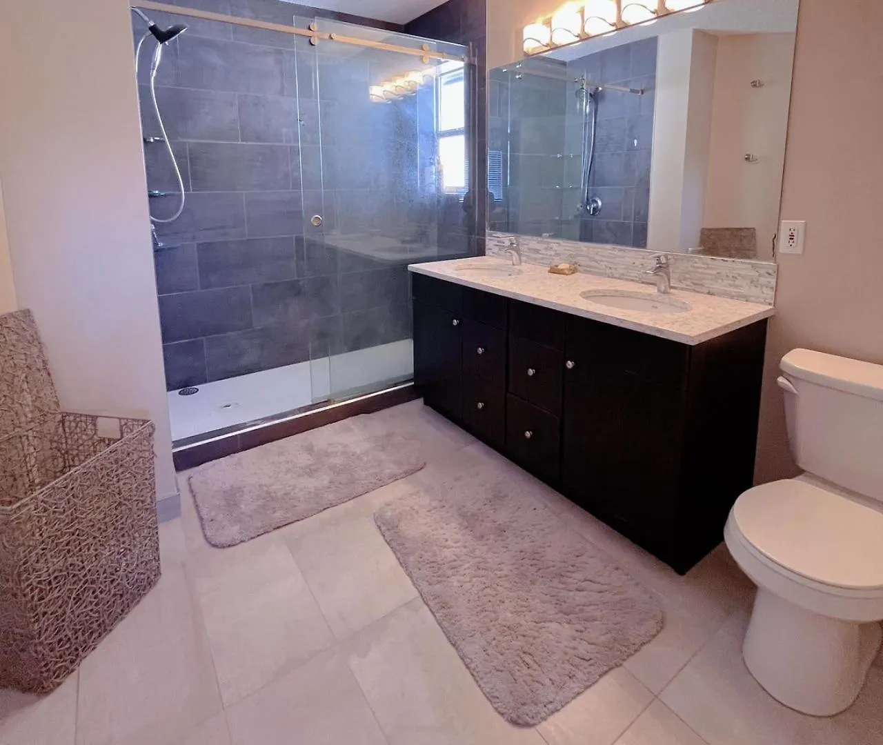 Guest house Best Garden House&3 Mins Bus Station Close C-Train&Free Parking Calgary