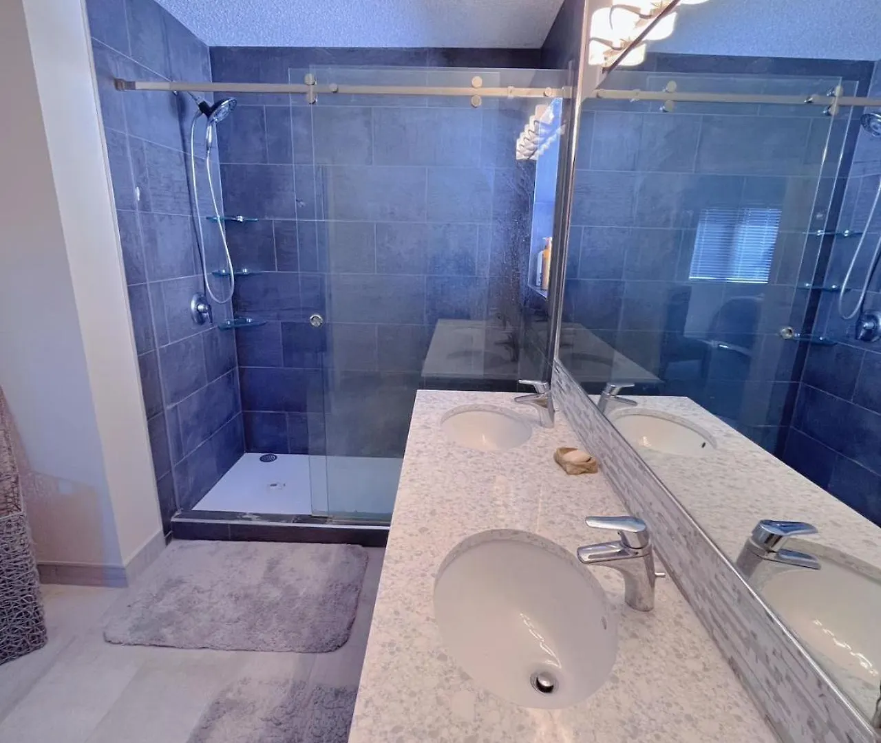 Guest house Best Garden House&3 Mins Bus Station Close C-Train&Free Parking Calgary