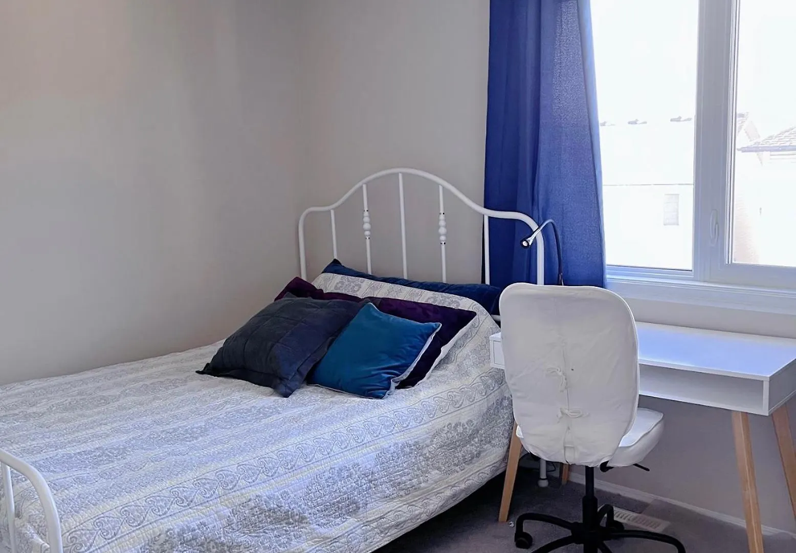Best Garden House&3 Mins Bus Station Close C-Train&Free Parking Calgary 0*,